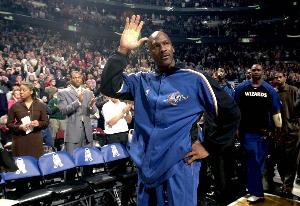 韦德:乔丹在奇才场均20+已很出色 但詹姆斯保持的水平世所未见