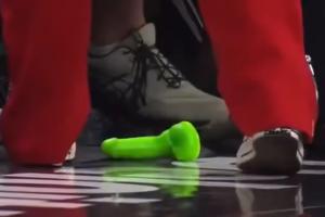 WNBA赛场惊现“假阳具”一众美媒+球迷都疯了:什么鬼!